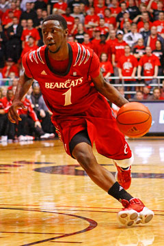 Cashmere Wright drives to the basket against the Louisville Cardinals en route to a 63-54 win on February 16. (photo by Sam Greene, SGdoesit.com)